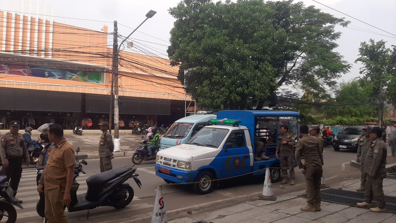 Polsek Koja Tertibkan Simbol Ormas dalam Patroli Operasi Berantas Jaya 2025