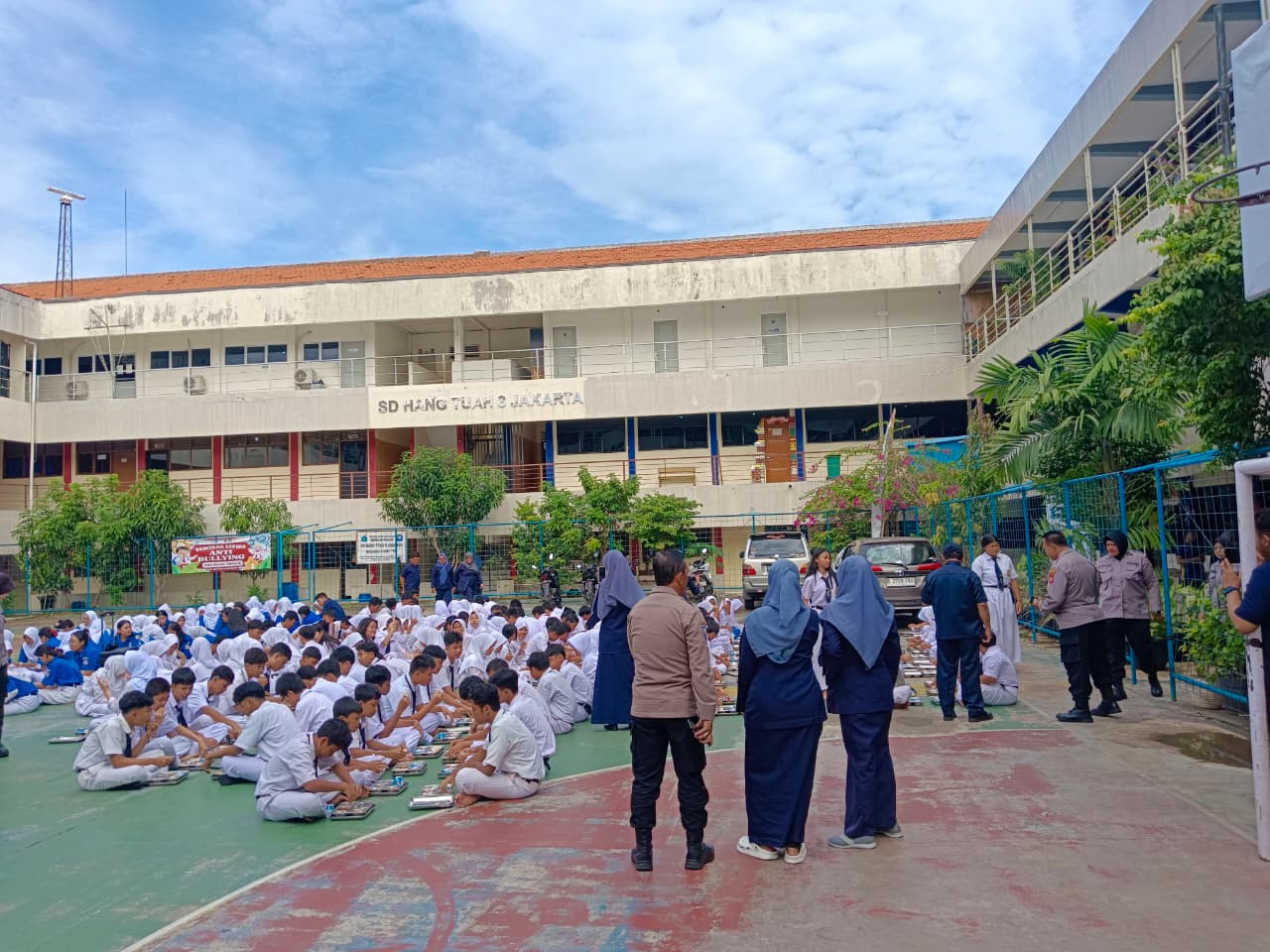 Polda Metro Jaya Distribusikan 2.815 Paket Makanan Bergizi ke Delapan Sekolah di Kelapa Gading