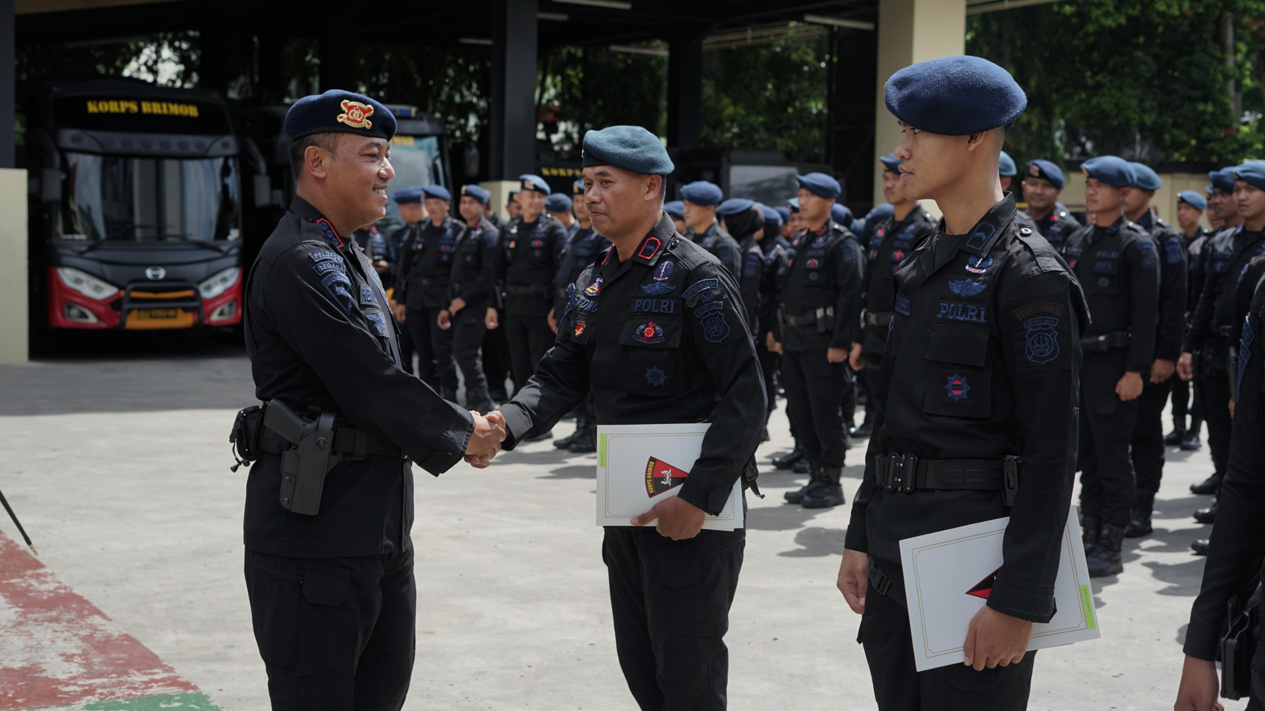 Brimob Polda Metro Jaya Beri Penghargaan kepada Anggota Berprestasi