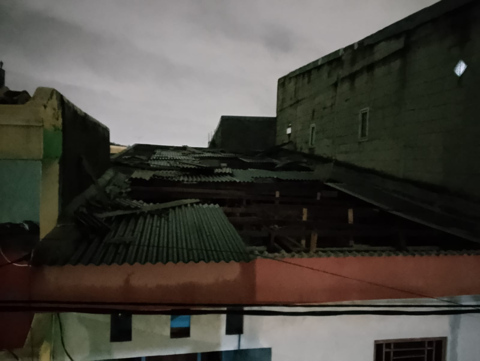 Atap Sekolah dan Rumah Warga Rusak Diterjang Angin Kencang di Kalibaru