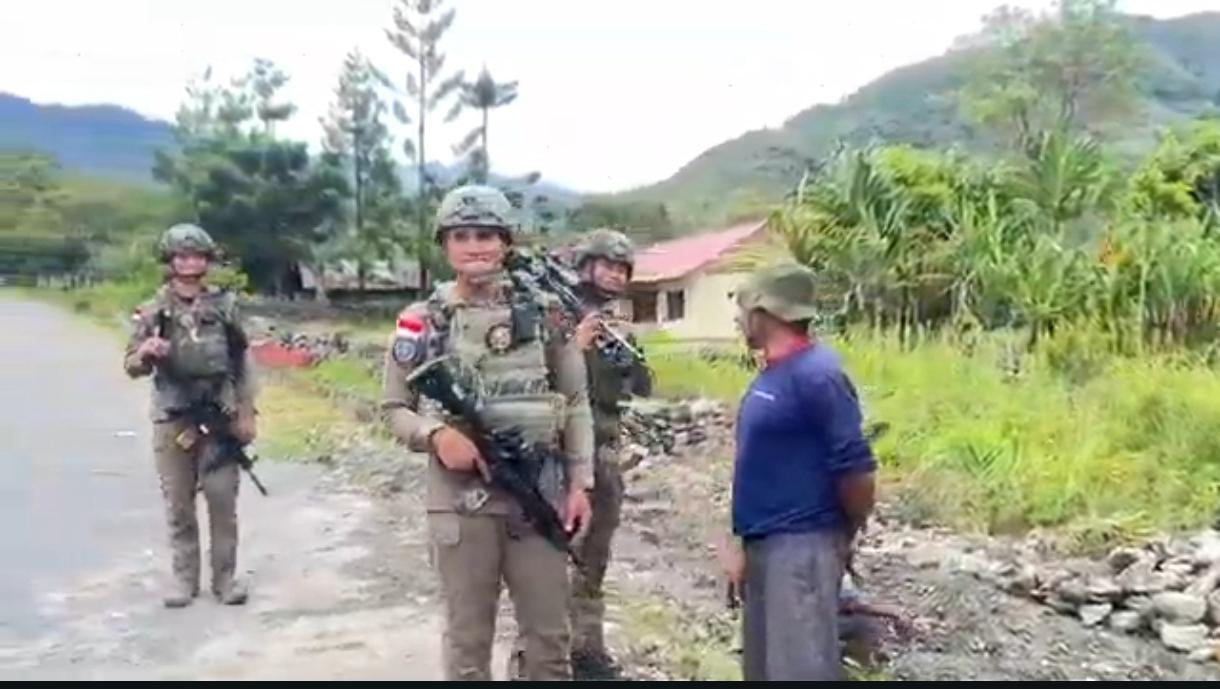 Patroli Jalan Kaki, Personel Ops Damai Cartenz Perkuat Keamanan dan Jalin Kedekatan dengan Warga Puncak Jaya