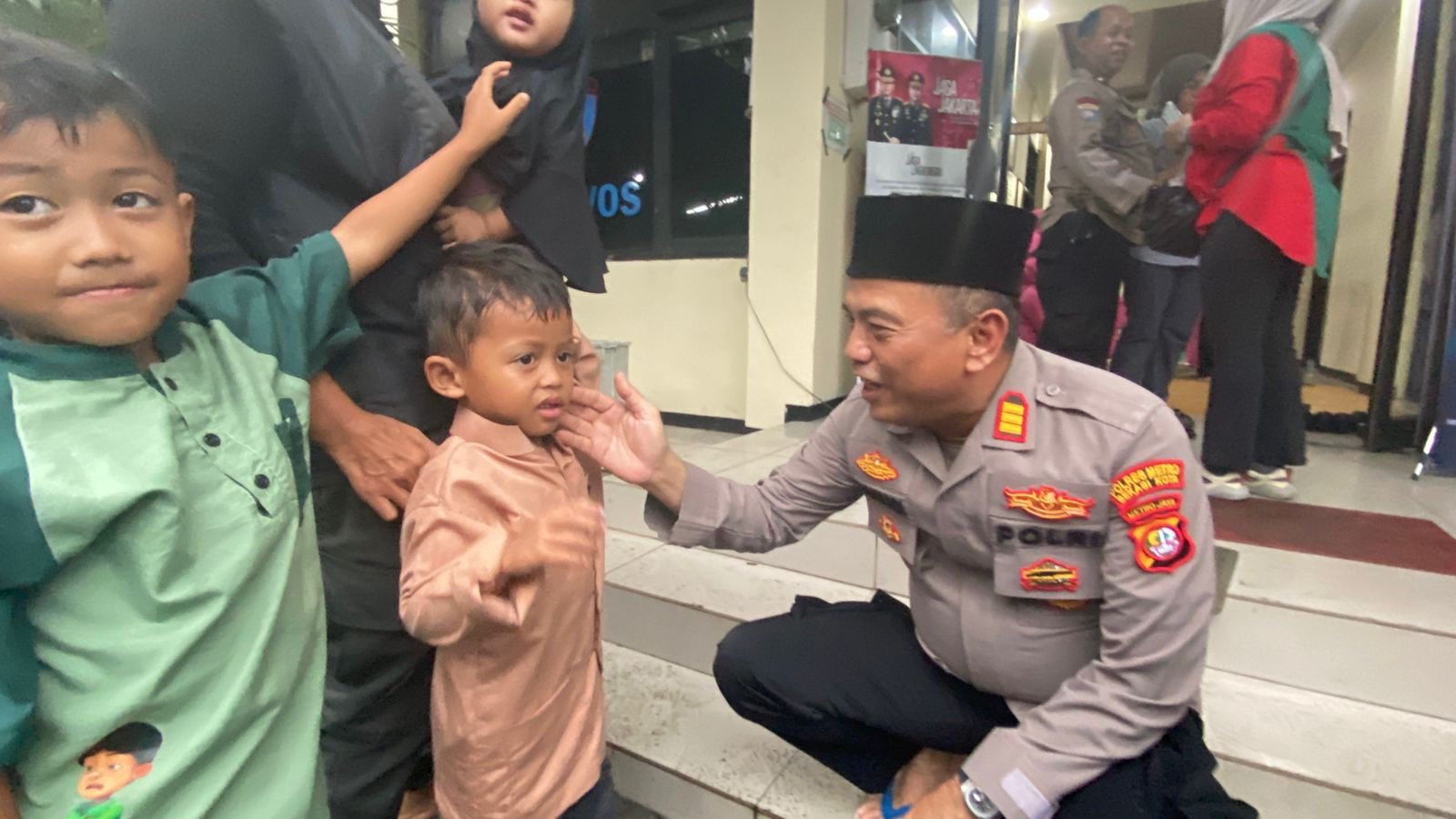 Kapolsek Rawalumbu Berbagi Berkah" Santuni 40 Anak Yatim"