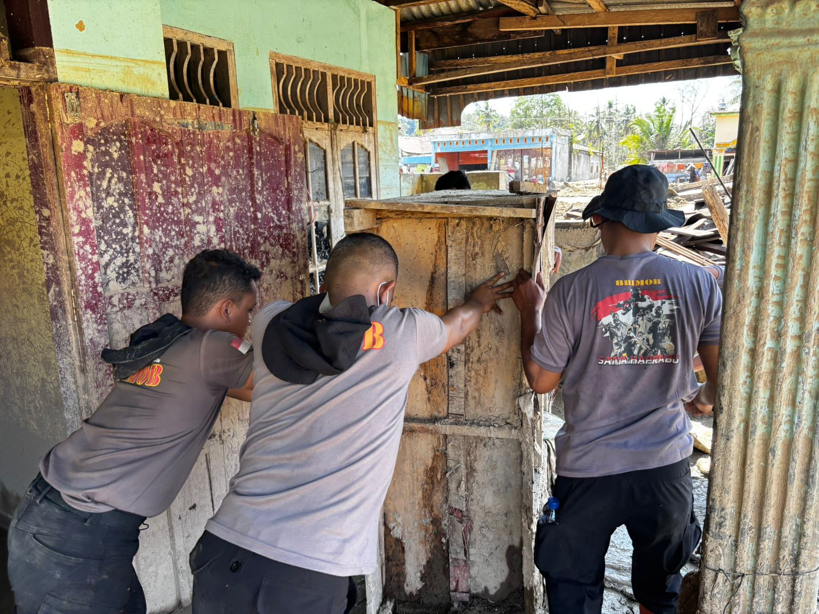 Brimob Hadir Dukung Pemulihan Rumah dan Aktivitas Ibadah Pascabencana Batang Toru