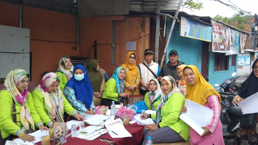 Lurah Kalibaru Kunjungi Posbindu RW 08: Warga Antusias Ikuti Pemeriksaan Kesehatan Gratis