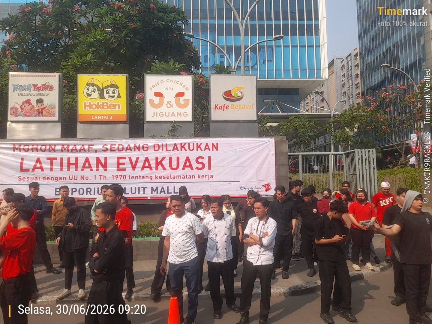 Polsek Metro Penjaringan Kawal Simulasi Evakuasi Kebakaran di Mall Emporium