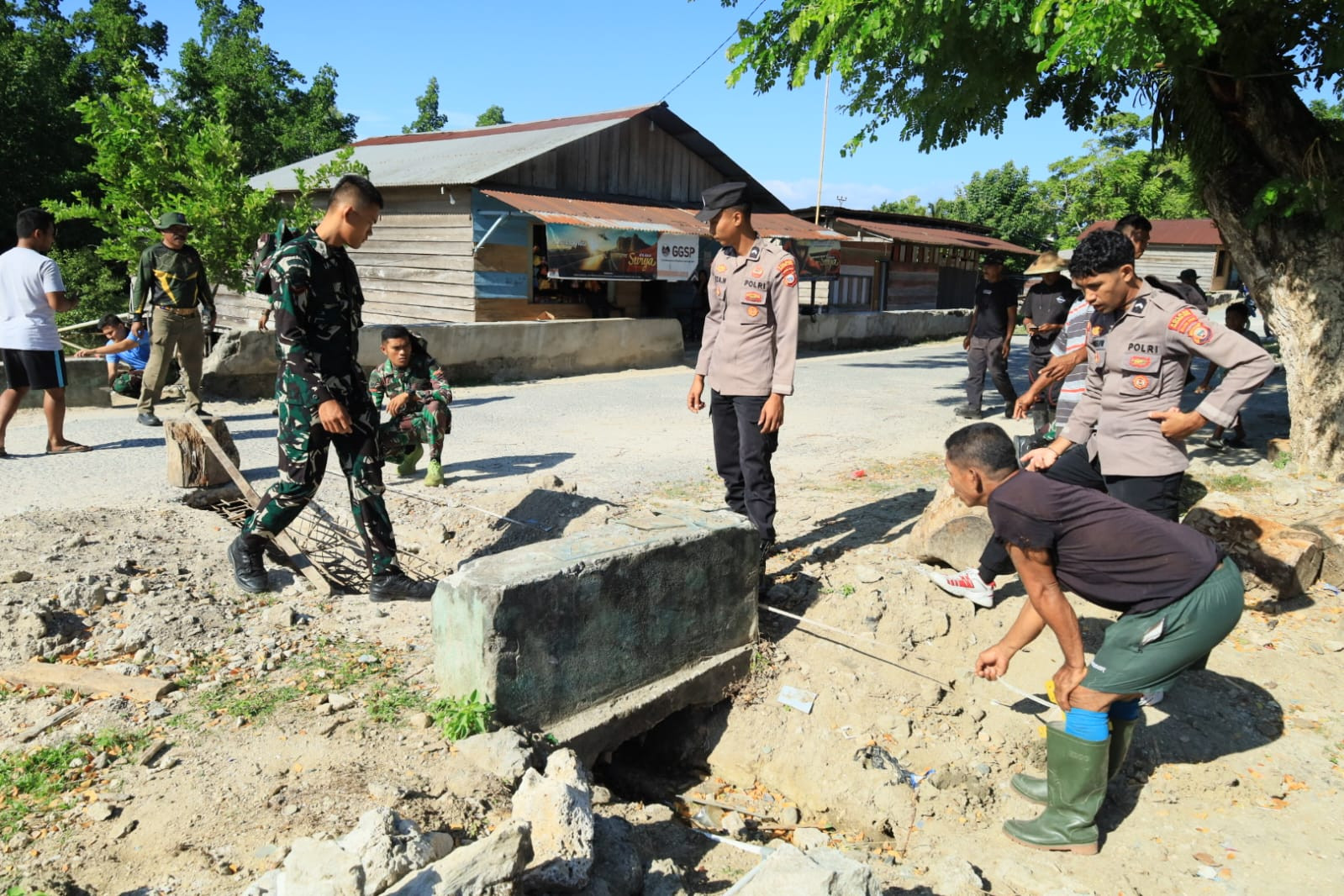 Hari Pertama Pekerjaan Fisik TMMD ke-129 Kodim 1505/Tidore, TNI Bersama Masyarakat Kompak Bangun Desa