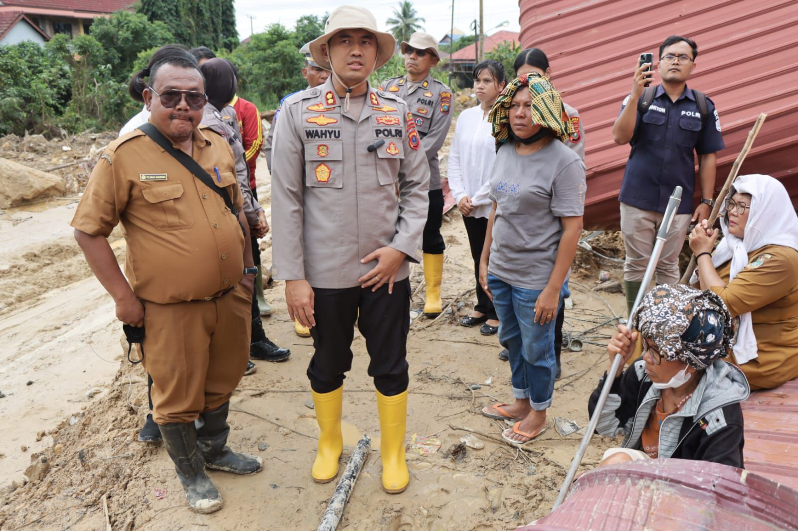Polwan Polres Tapteng Selamatkan Tetangga Saat Longsor, Meski Rumahnya Ikut Hancur