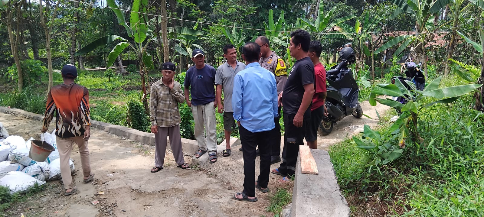 Bhabinkamtibmas Polsek Nanggung Sambangi Warga Desa Batu Tulis dan Sampaikan Himbauan Kamtibmas