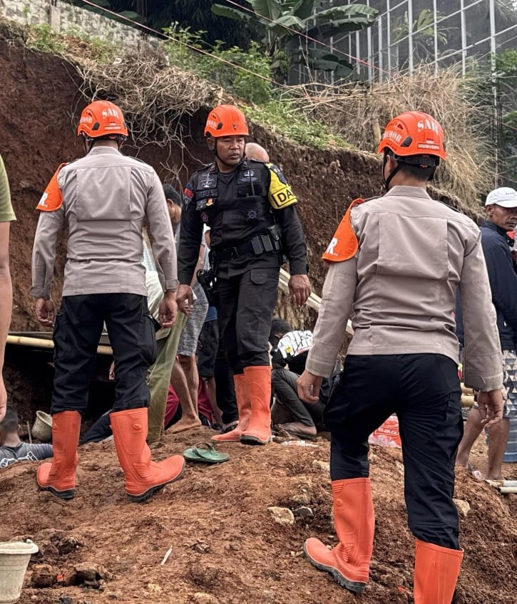 Gerak Cepat Tim SAR Sat  Brimob Polda Jabar, Enam Korban Longsor di Cisempur Berhasil Dievakuasi
