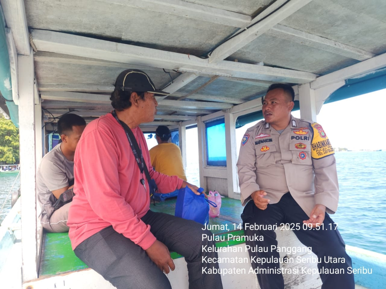 Bhabinkamtibmas Pulau Pramuka Sambangi Nelayan, Berikan Himbauan Keselamatan Berlayar