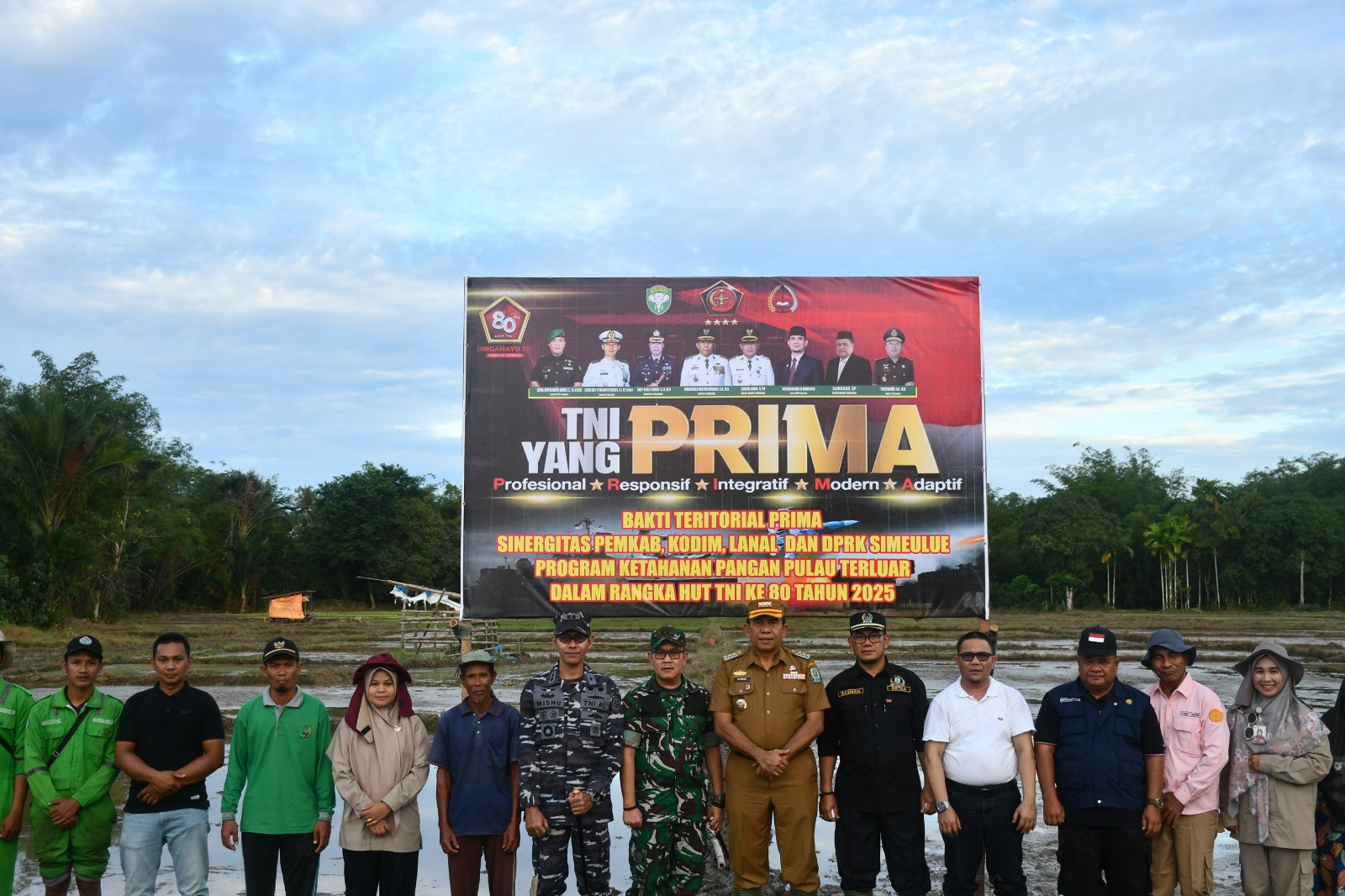 Sambut HUT Ke-80 TNI, Lanal Simeulue Bersama Kodim 0115/Simeulue Laksanakan Penanaman Padi di Pulau Terluar Provinsi Aceh