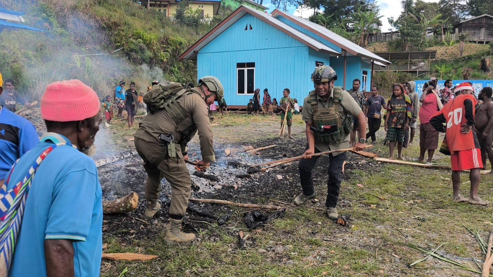 Satgas Ops Damai Cartenz Hadir di Tengah Tradisi Bakar Batu di Sugapa, Bangun Kebersamaan dengan Warga