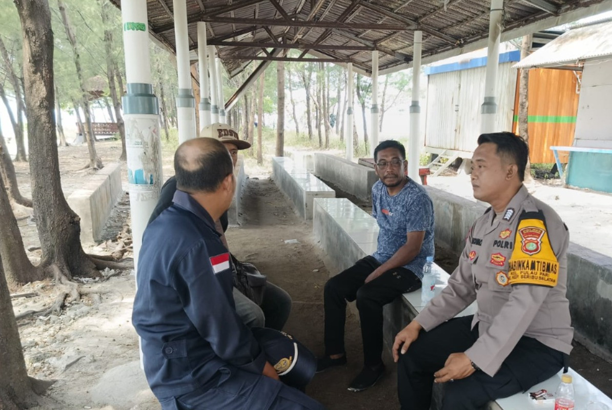 Bhabinkamtibmas Pulau Pari Jalin Silaturahmi dengan Tokoh Masyarakat, Wujudkan Sinergi untuk Keamanan dan Kenyamanan Wisatawan