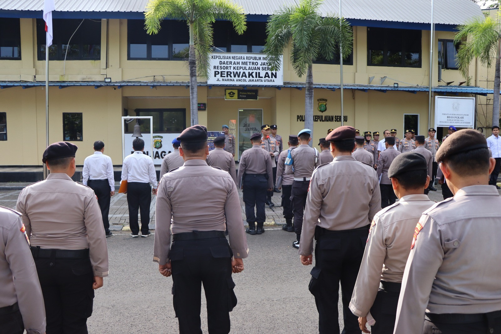 Wakapolres  Kepulauan Seribu Pimpin Apel Pagi, Tekankan Pelayanan Humanis dan Zero Pungli