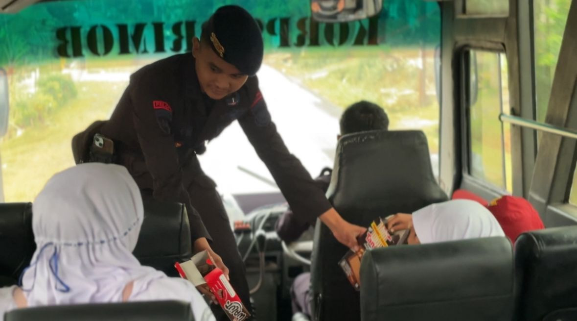 Brimob Hadirkan Bus Sekolah Gratis di Tasikmalaya