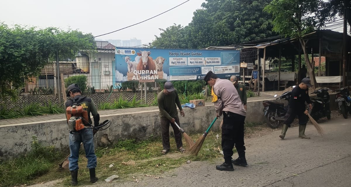 Bhabinkamtibmas Bekasi Barat Turun Langsung Pimpin Aksi Sabtu Bersih