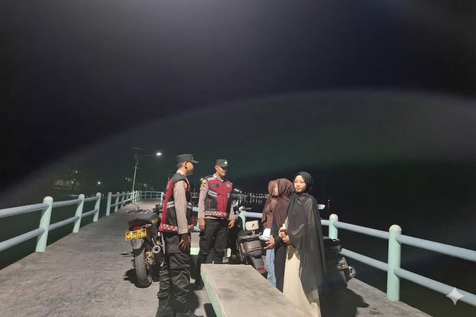 Patroli Malam Gabungan Polsek Kepulauan Seribu Selatan Sosialisasikan Layanan 110 untuk Cegah Gangguan Kamtibmas