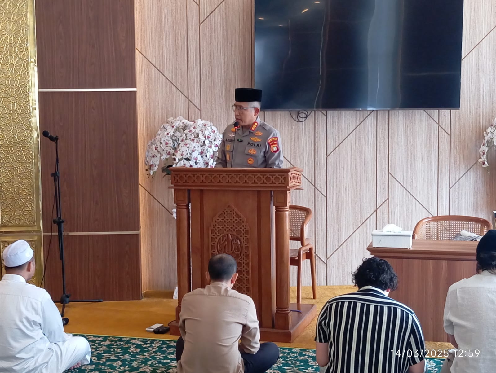 Kapolres Metro Jakut dan Polsek Metro Penjaringan Gelar Sholat Jum'at Berjamaah &Jum'at Curhat di Masjid Baitul Ridwan