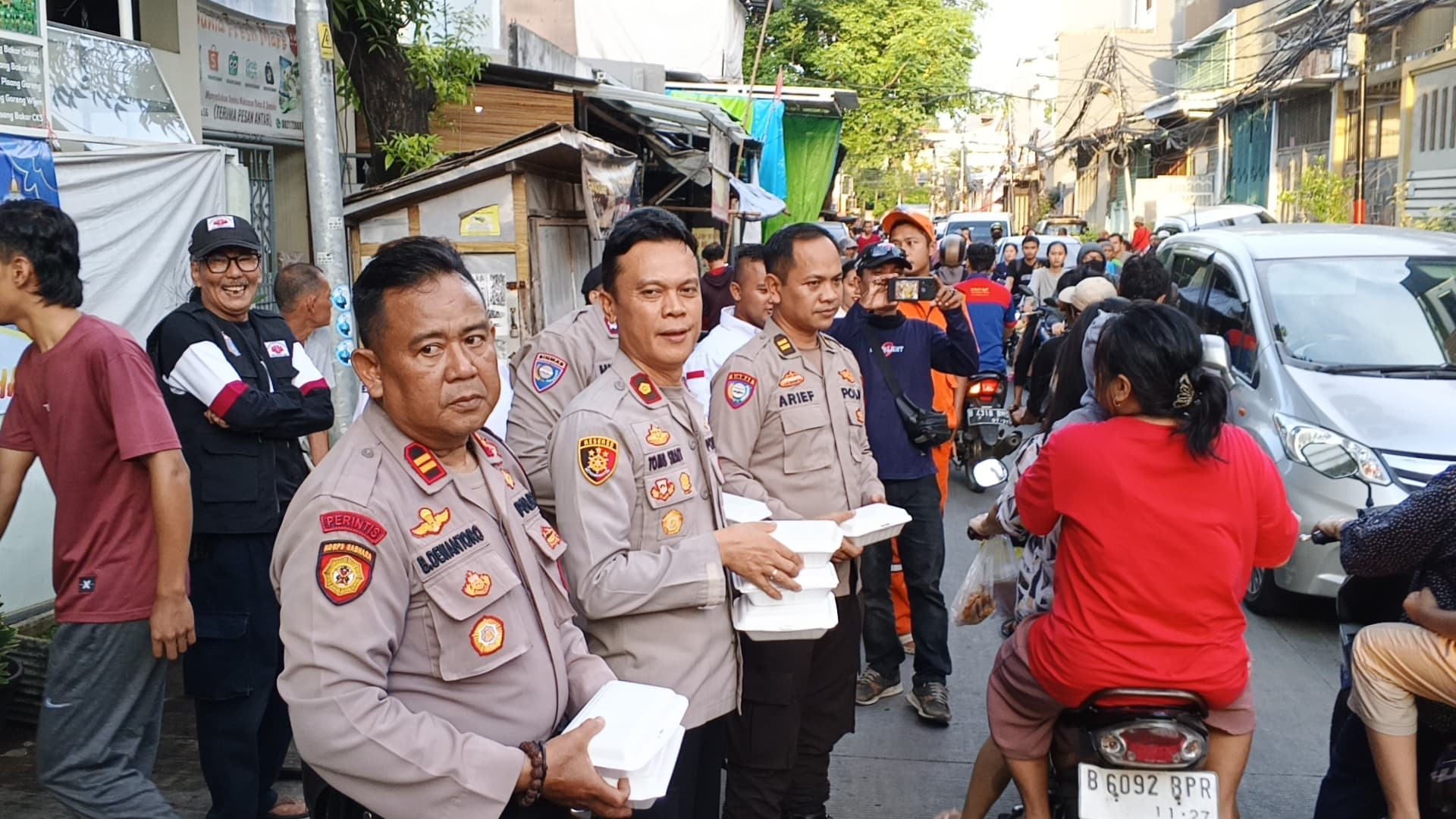 Polsek Metro Penjaringan Berbagi Berkah Ramadan, Bagikan Paket Buka Puasa di Pejagalan