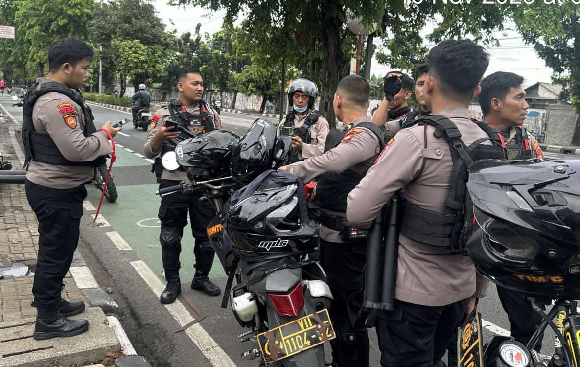 Patroli Perintis Presisi Polres Metro Jaktim Bubarkan Tawuran dan Amankan Sajam di Jl. I Gusti Ngurah Rai