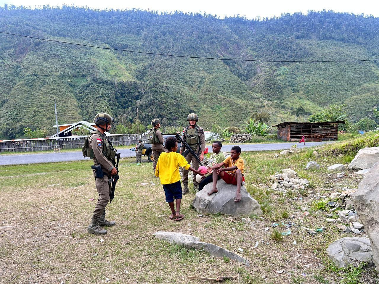 Polisi Hadir Menyapa Warga di Kulirik, Pendekatan Humanis Satgas Damai Cartenz Perkuat Rasa Aman