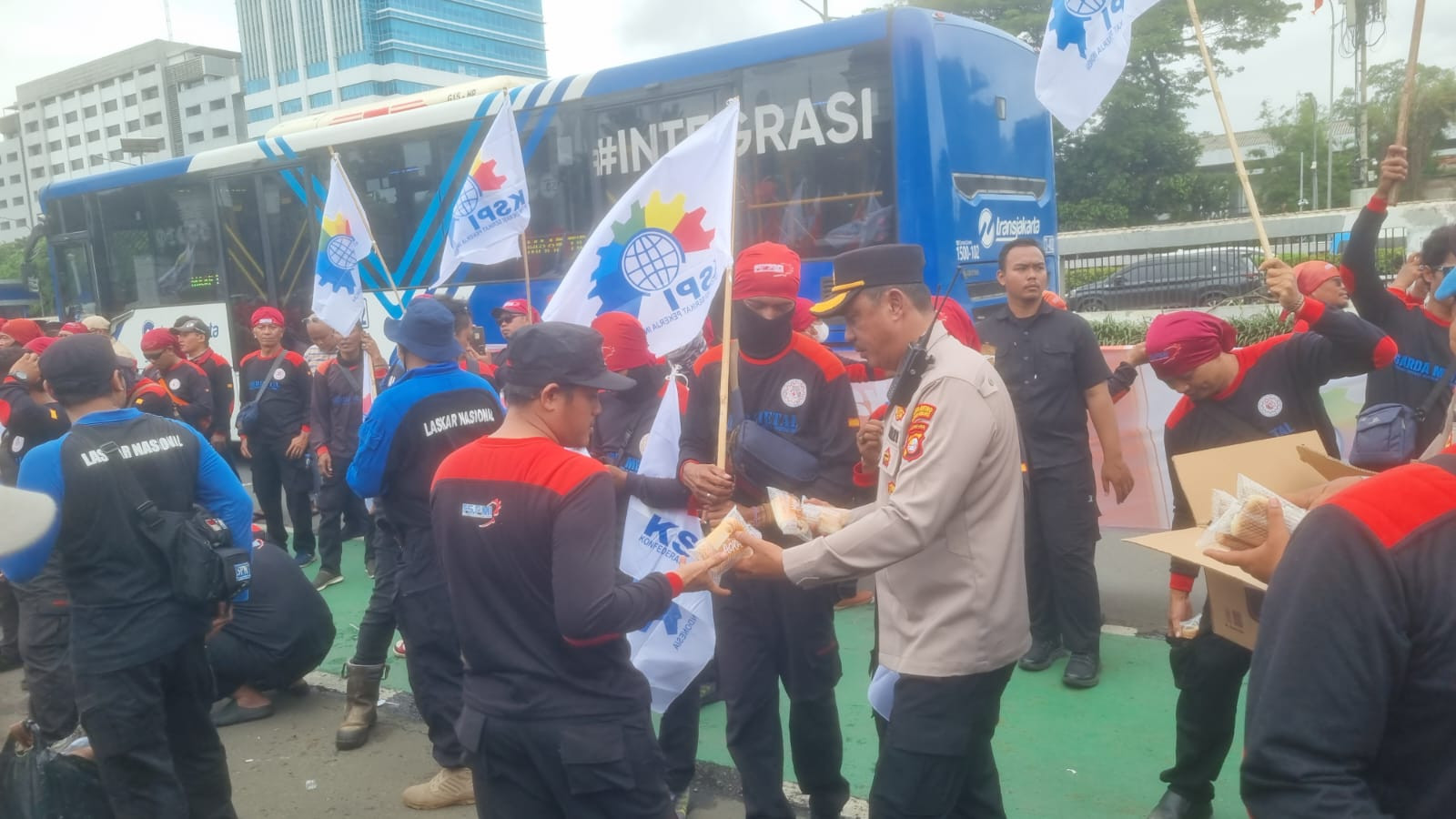 Bagikan Air dan Snack, Polisi Hadir Layani Massa Aksi Buruh di DPR/MPR