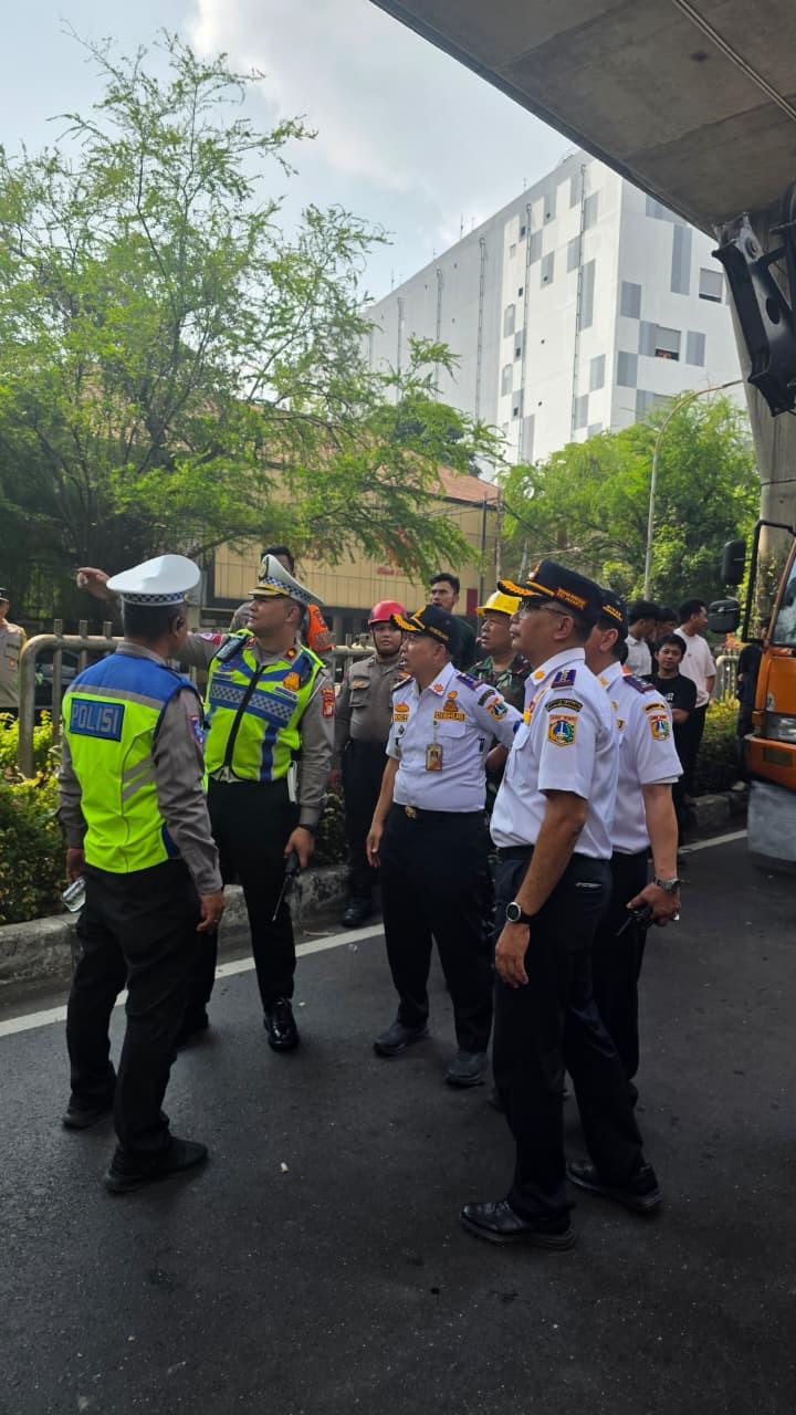 JPO Tendean Ditabrak Truk Alat Berat, Polisi Alihkan Arus Lalu Lintas