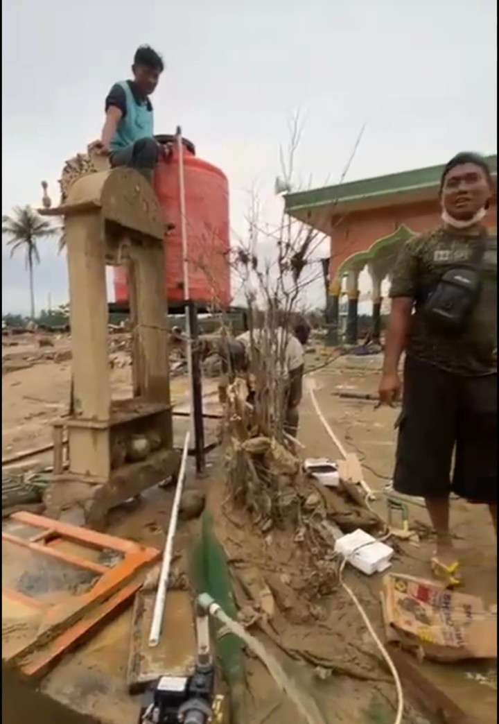 Polri Bangun Sumur Bor dan Salurkan Ratusan Tandon Air Bersih untuk Warga Terdampak Banjir di Aceh