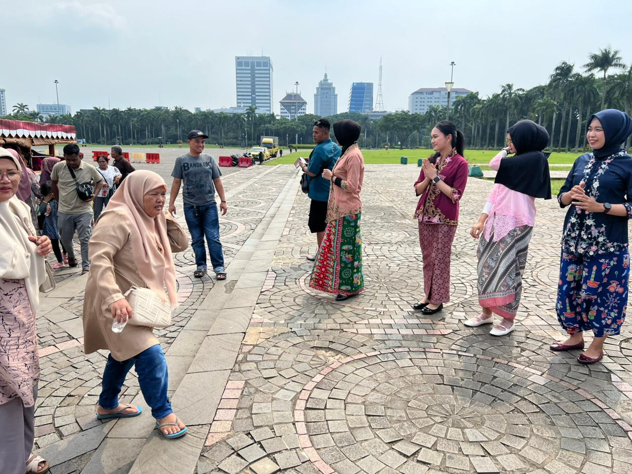 Hari Kartini, Polwan Berkebaya Layani Warga di Polda Metro Jaya