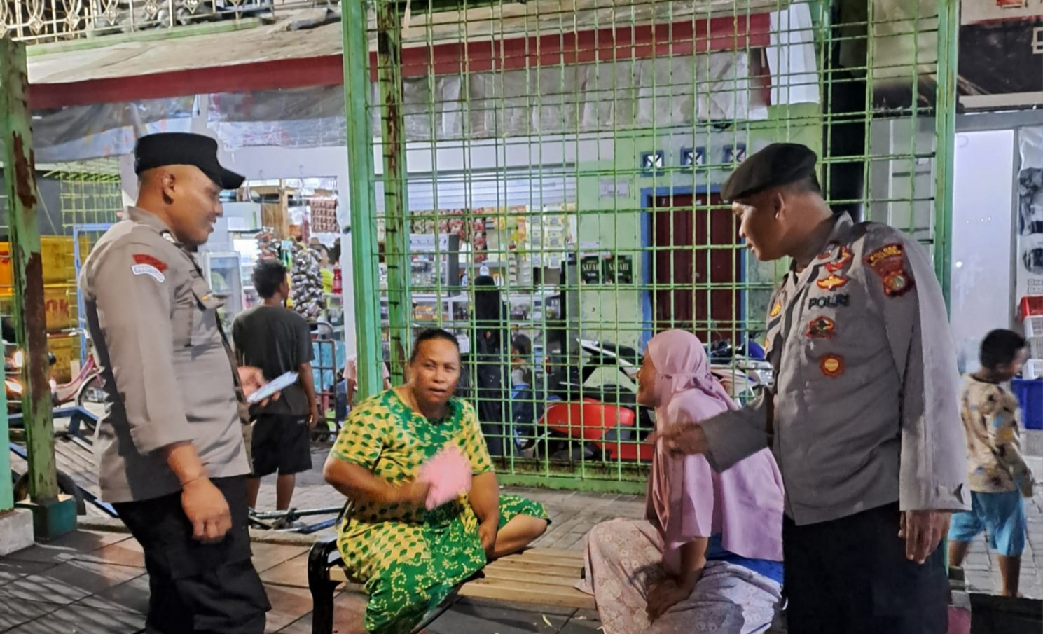 Polisi Humanis Polsek Kepulauan Seribu Utara Himbau Warga Tak Terlibat Judi Online Saat Patroli Malam