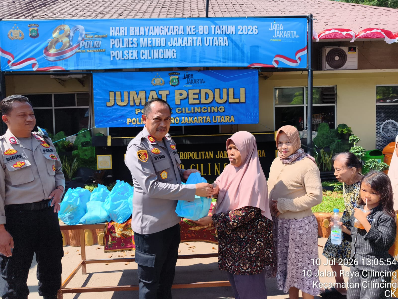 Polsek Cilincing Bagikan 30 Paket Sembako Lewat Program Jumat Peduli, Perkuat Kedekatan dengan Warga