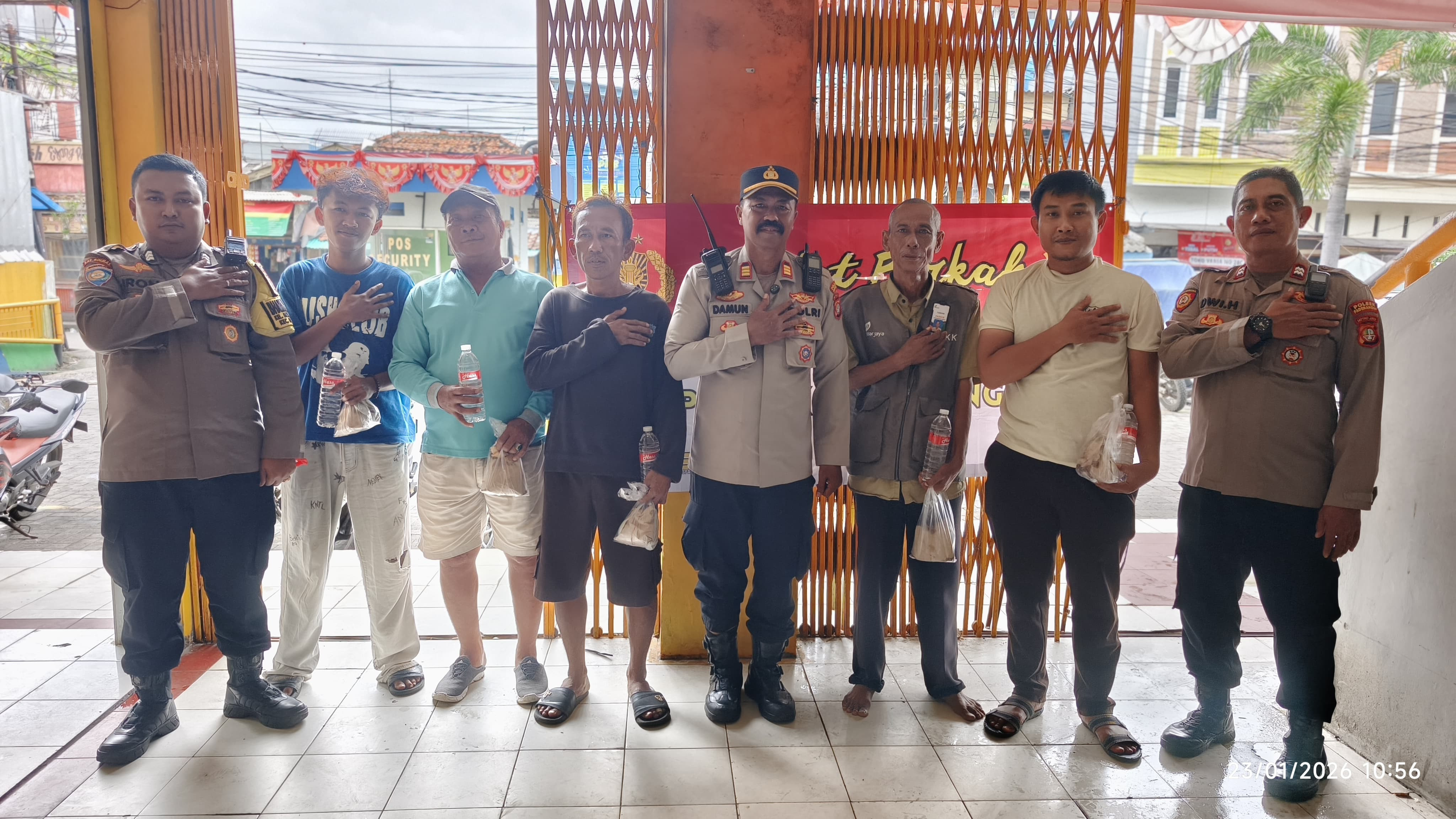 Polsek Pademangan Bagikan Nasi Bungkus Lewat Program Jumat Berkah