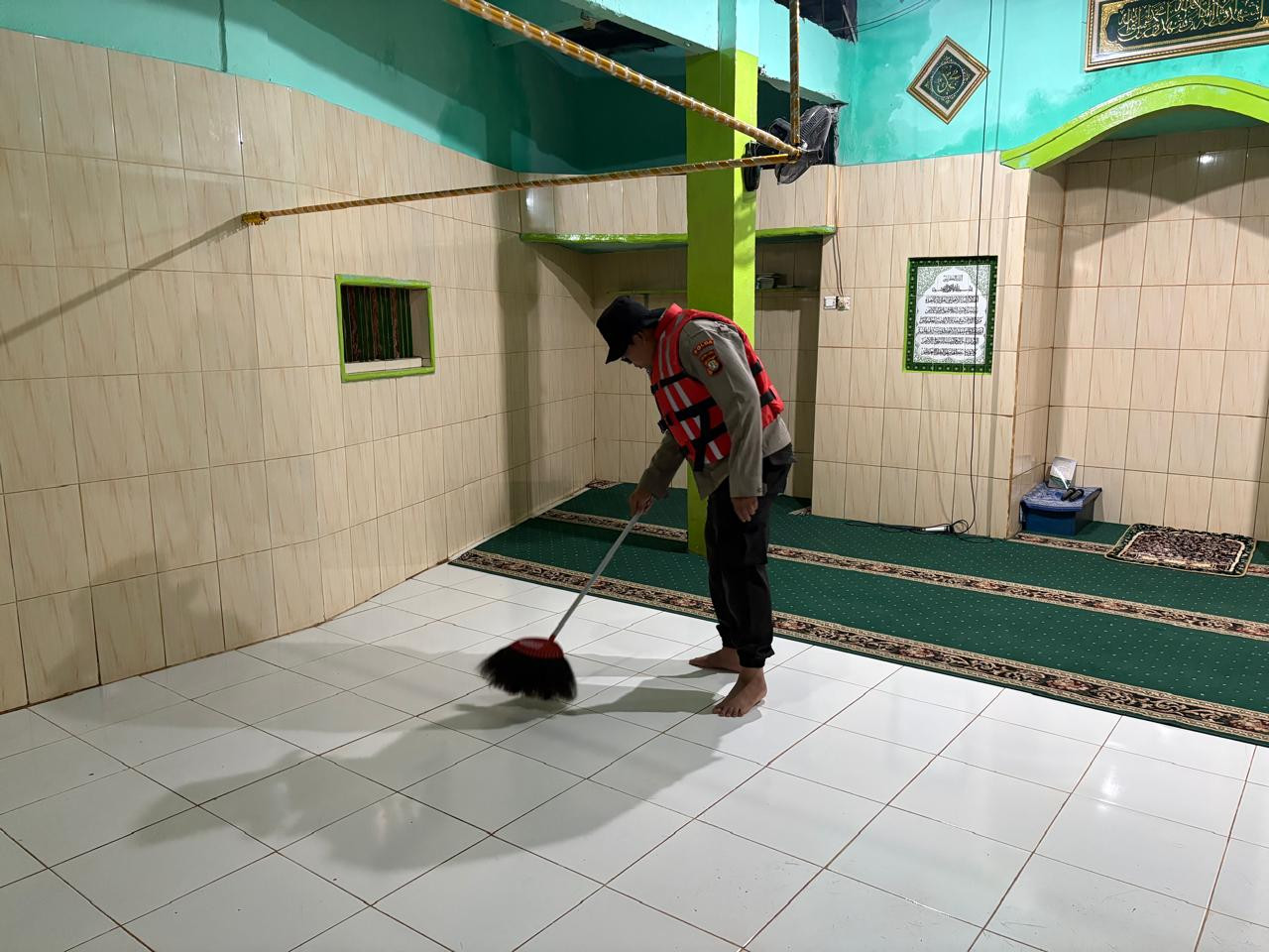 Jelang Ramadhan, Dit Samapta Polda Metro Jaya Bersih-bersih Mushola Terdampak Banjir Di Jaktim