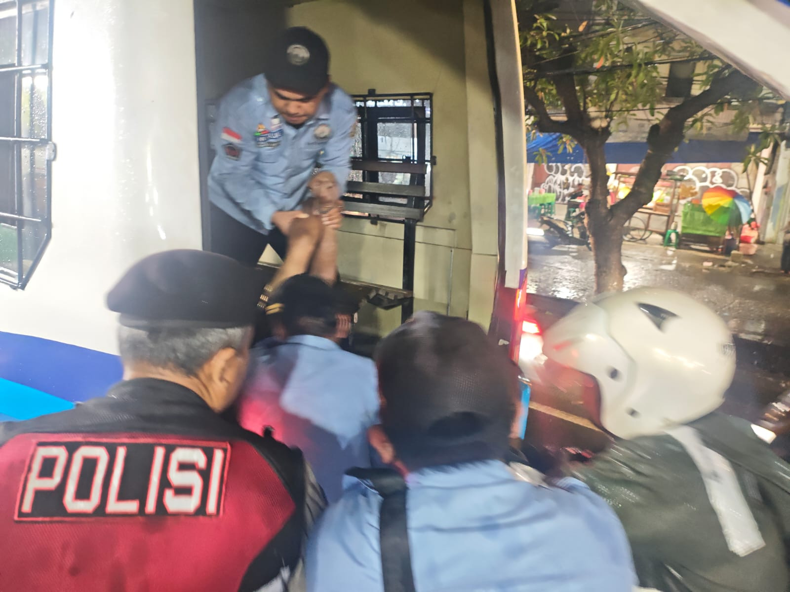 Lansia Tanpa Identitas Ditemukan Tak Sadarkan Diri di Koja, Polisi dan Dinsos Sigap Evakuasi ke RSUD