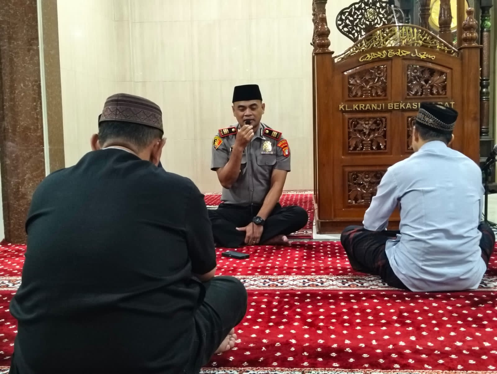 Polisi Bersama Masyarakat, Kapolsek Bekasi Barat Sholat Subuh Keliling di Masjid Al Ikhlas Kranji
