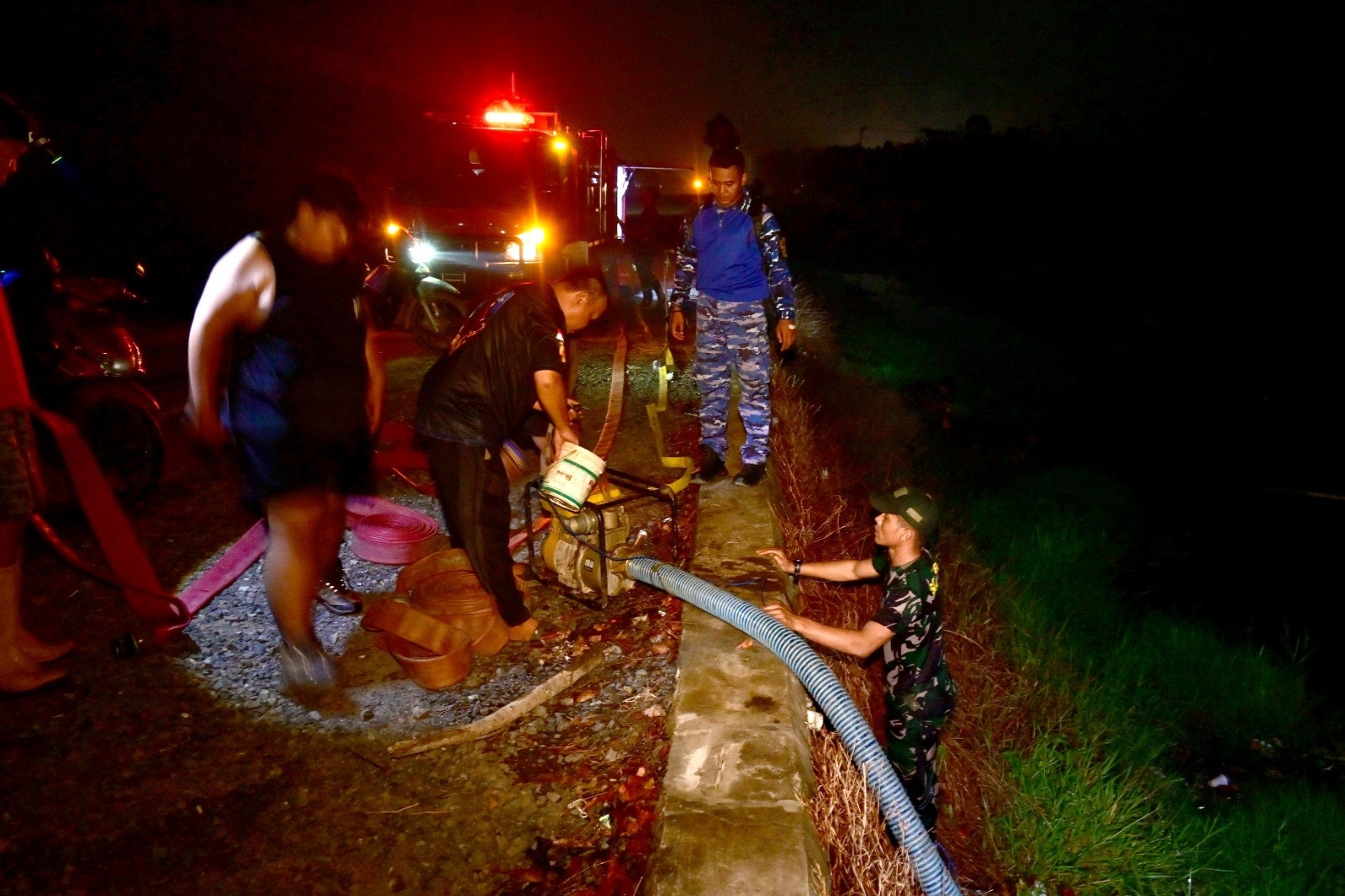 Gelap Malam Tak Jadi Penghalang, Satgas Karhutla Lanud Sjamsudin Noor Kembali Berjibaku Hadang Karhutla Hingga Dini Hari