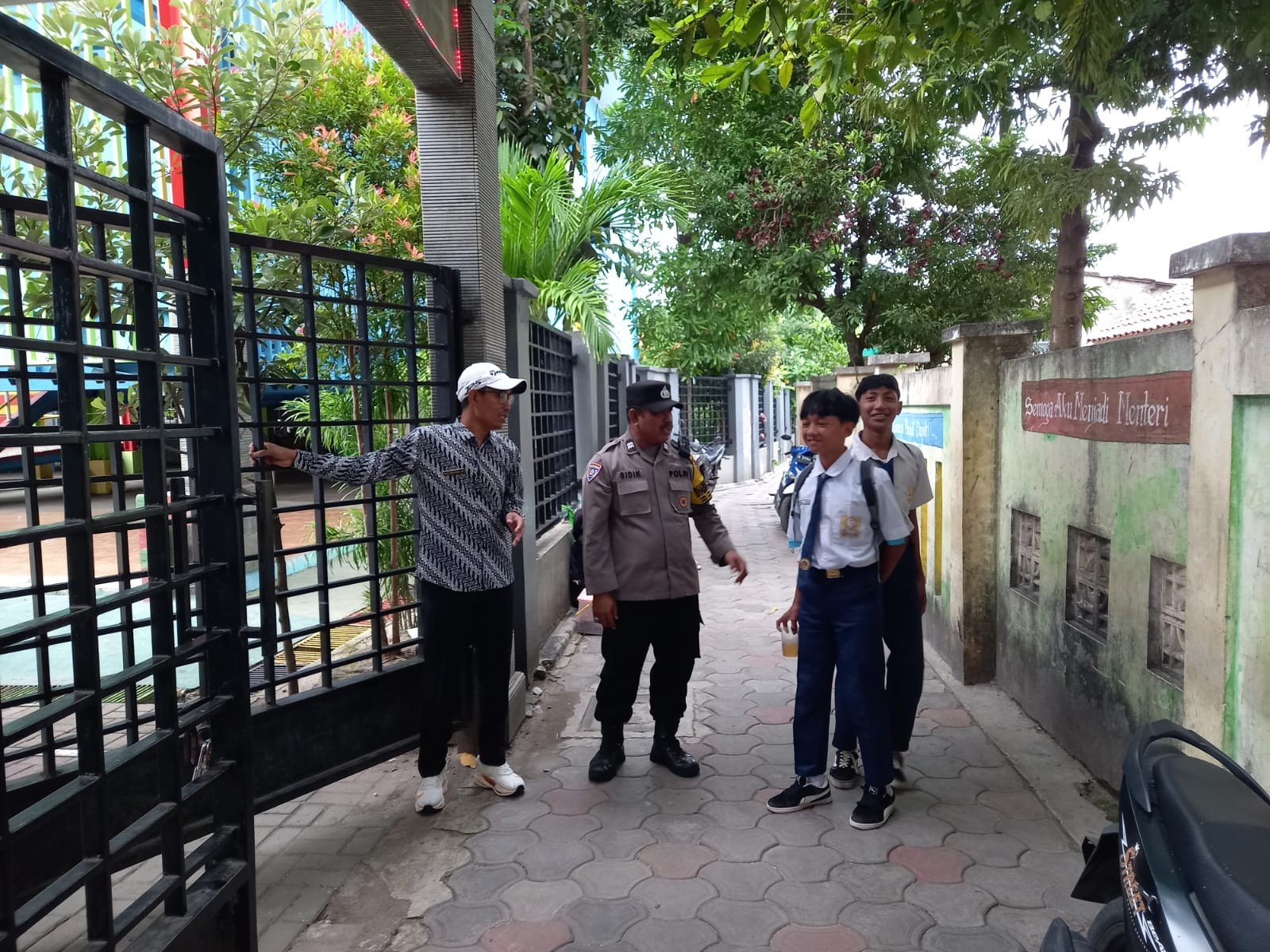 Bhabinkamtibmas Pulau Harapan Laksanakan Strong Point di SMPN 260 Jakarta, Fokus Keamanan dan Pencegahan Bullying