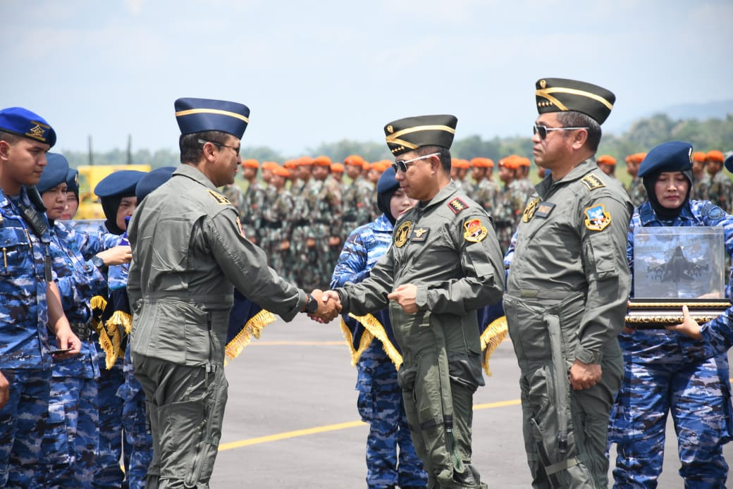 Panglima TNI dan Kasad Terima Wing Kehormatan Penerbang Kelas I TNI Angkatan Udara