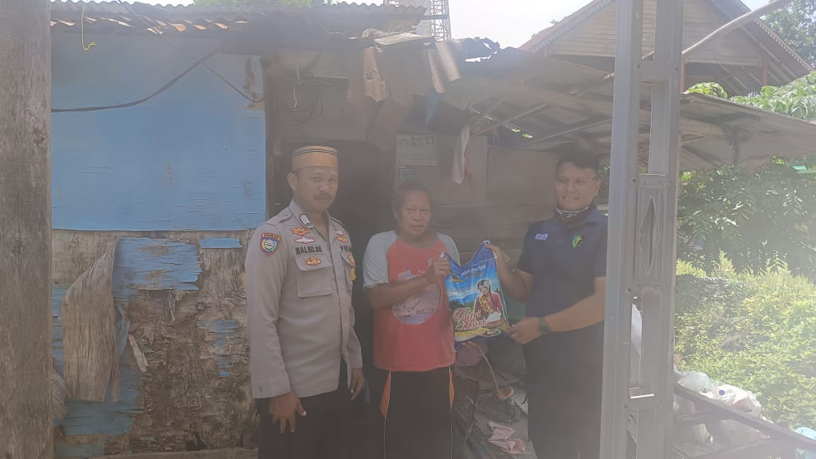 Bhabinkamtibmas Pulau Sabira Berikan Bantuan Beras kepada Warga Kurang Mampu