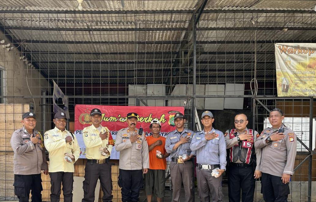 Polsek Pademangan Gelar Jumat Berkah, Bagikan Nasi Bungkus untuk Warga Rukan Permata Ancol
