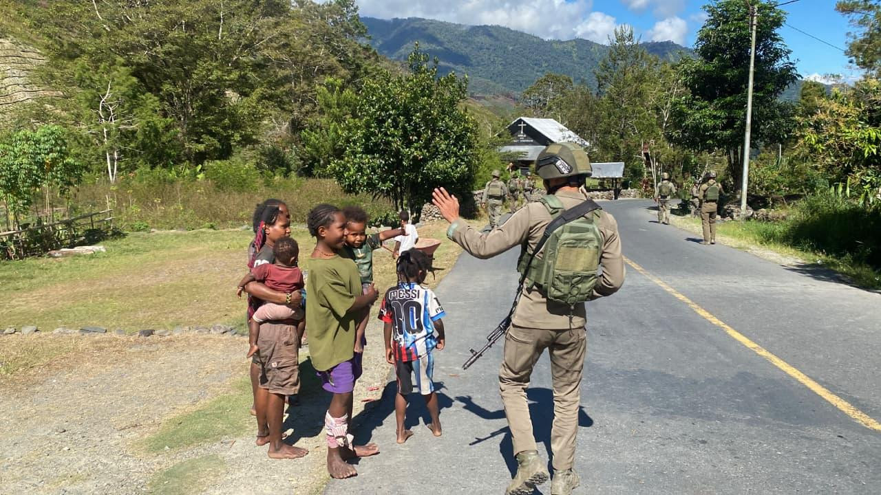 Patroli Humanis Satgas Damai Cartenz Jaga Kamtibmas di Distrik Muara Puncak Jaya