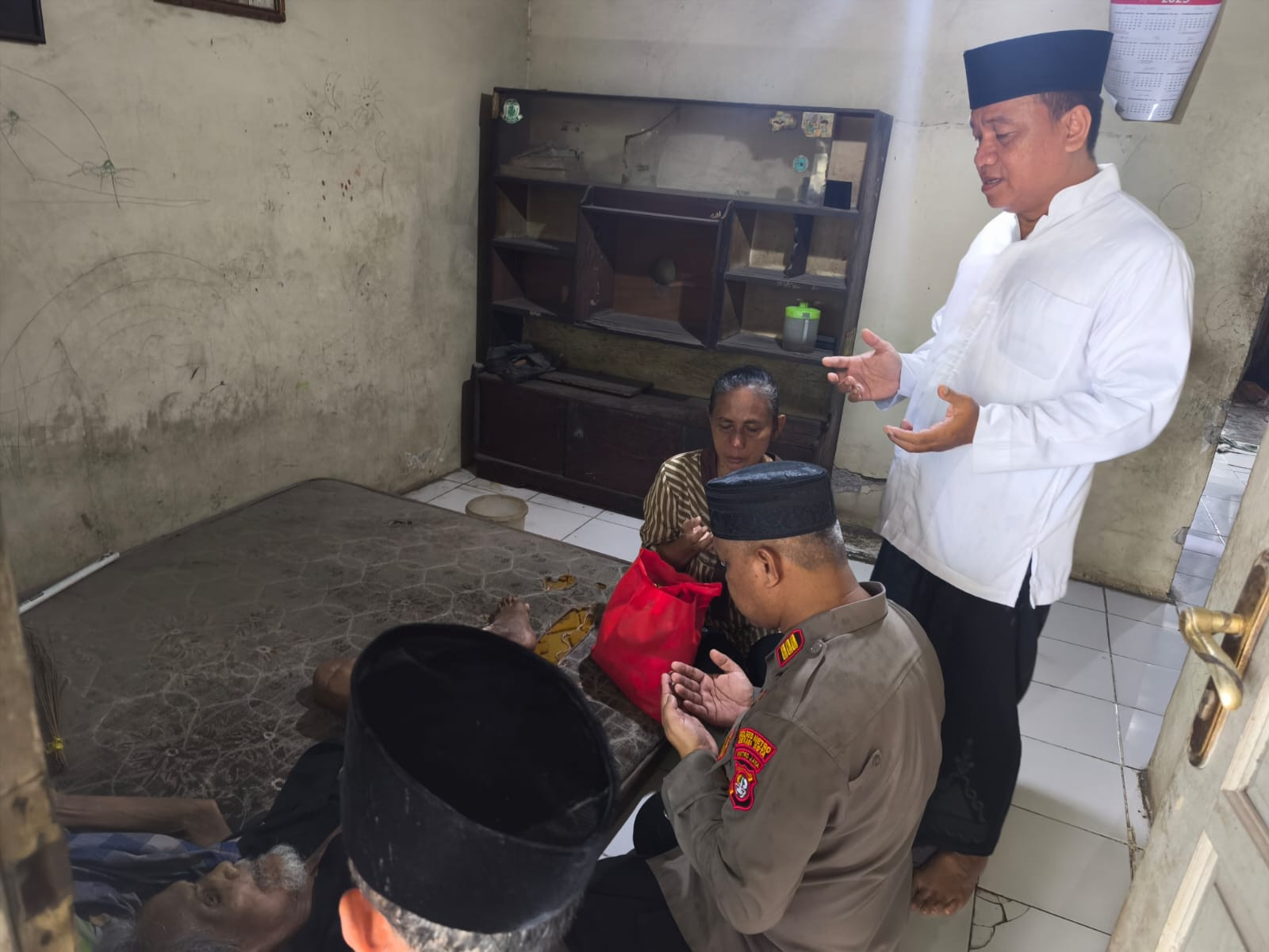 Berbagi dan Empati, Kapolsek Bekasi Barat Kunjungi Warga Sakit Lumpuh