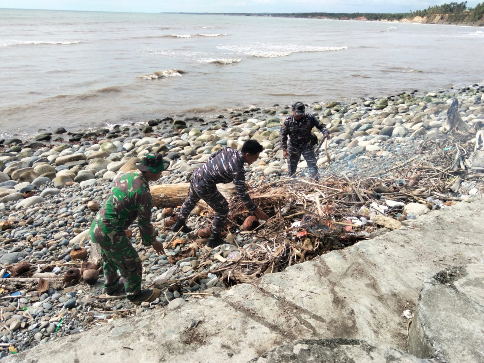 Pos TNI Angkatan Laut Manna Berkolaborasi Dengan Kodim 0408/BS Bersihkan Pantai Pasar Bawah