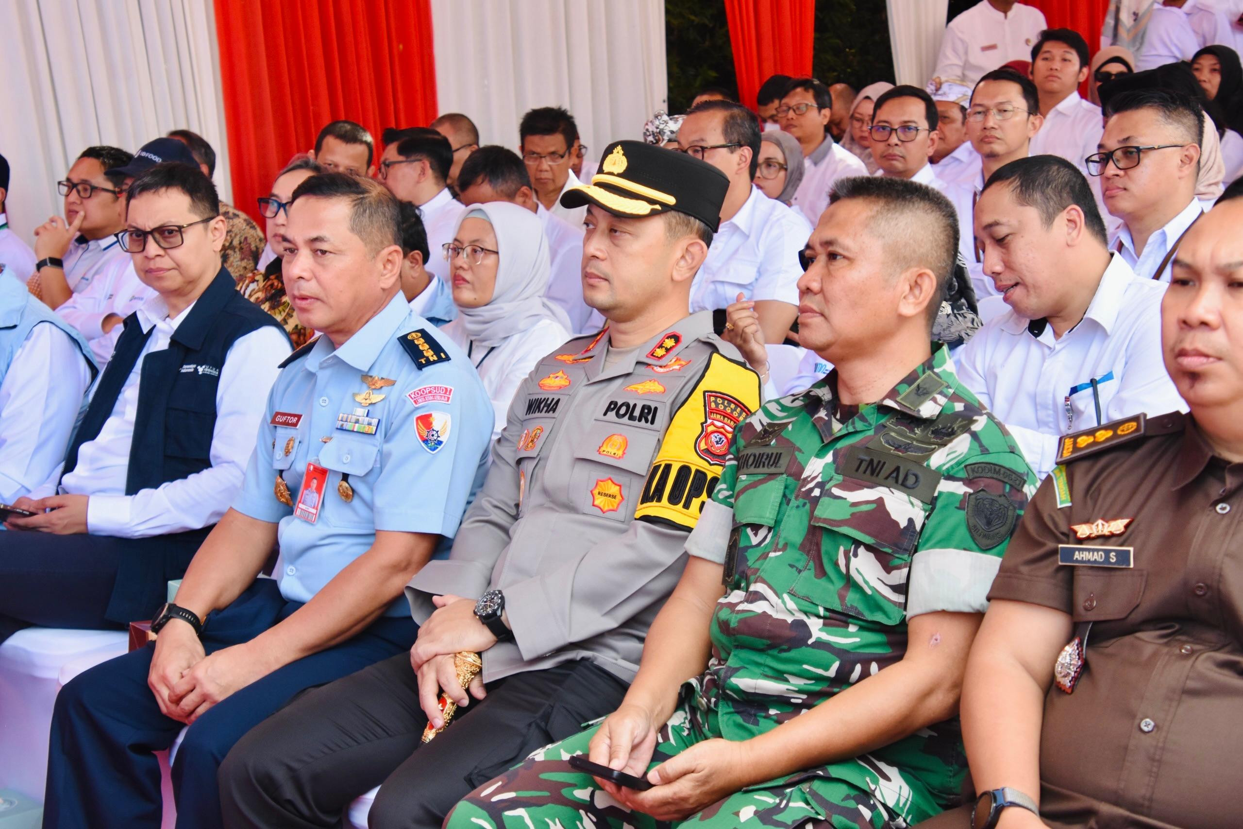 Kapolres Bogor AKBP Wikha Ardilestano Turut Sukseskan Launching Nasional Koperasi Merah Putih di Desa Hambalang