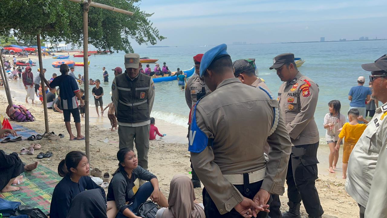 Patroli Jalan Kaki Pospam Ops Ketupat Jaya 2026, Polisi Sapa Wisatawan dan Imbau Keselamatan di Pantai, Hubungi 110 Saat Darurat