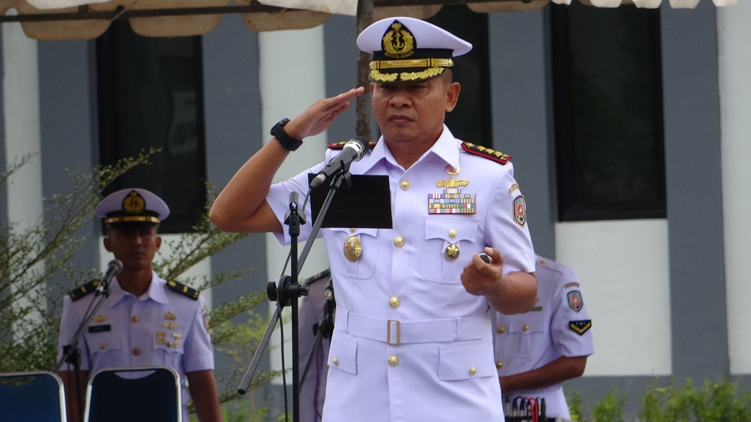 Komandan Satdik 1 Kodiklatal Tanjung Uban Menutup Pendidikan Dasar Golongan Lanjutan Siswa Dikmata Angkatan XLV TA. 2025