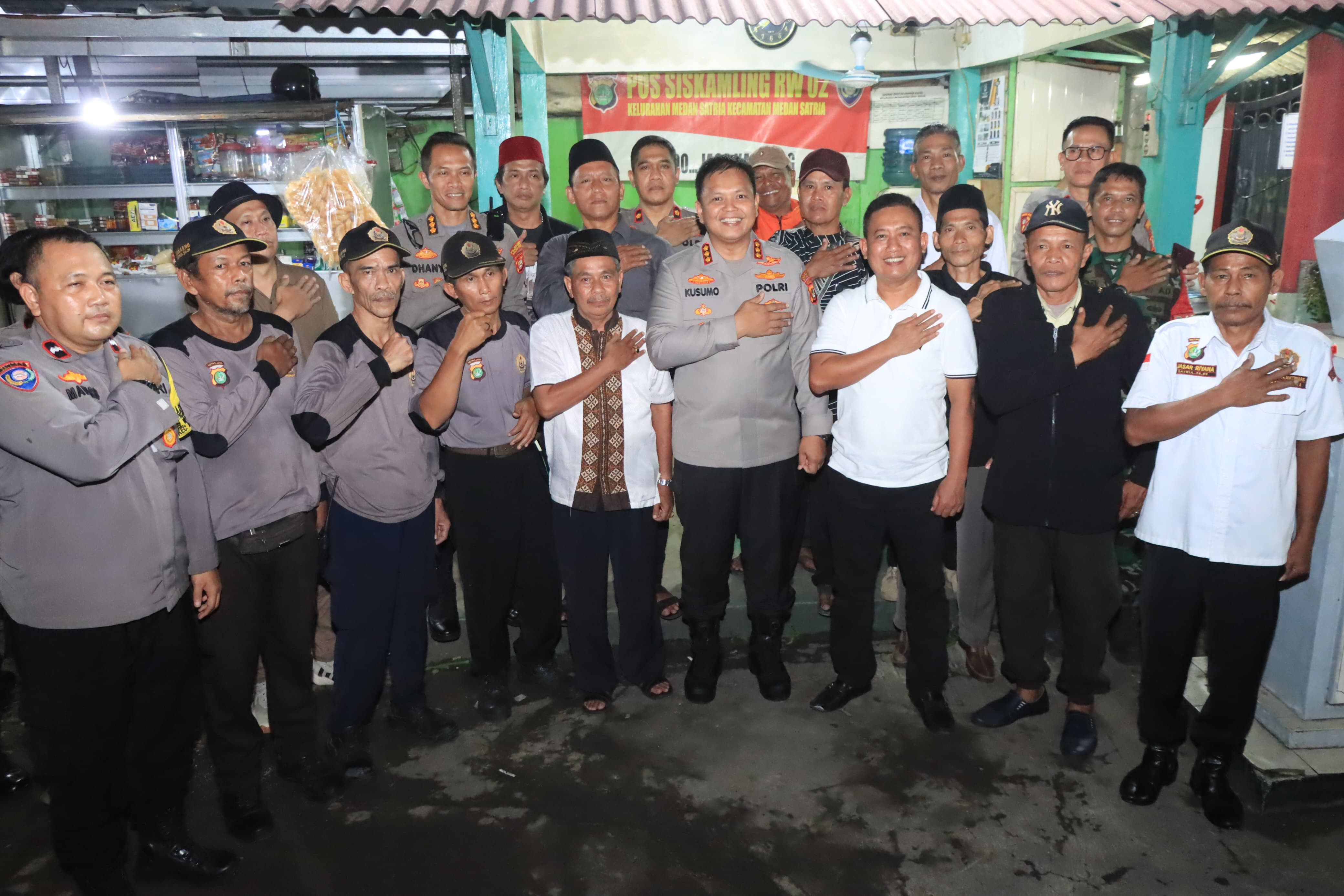 KAPOLRES METRO BEKASI KOTA GELAR  “NGOPI KAMTIBMAS” DAN BAGIKAN  ROMPI KEPADA PETUGAS  SATKAMLING DI WILAYAH HUKUM POLSEK MEDANSATRIA