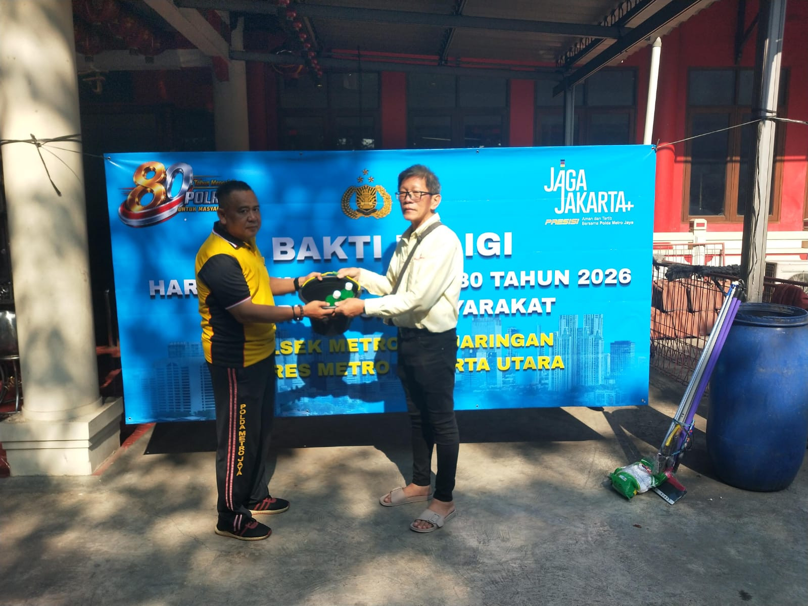 Sambut HUT Bhayangkara ke-80, Personel Polsek Metro Penjaringan Gelar Bakti Sosial Religi Serentak di Tiga Tempat Ibadah