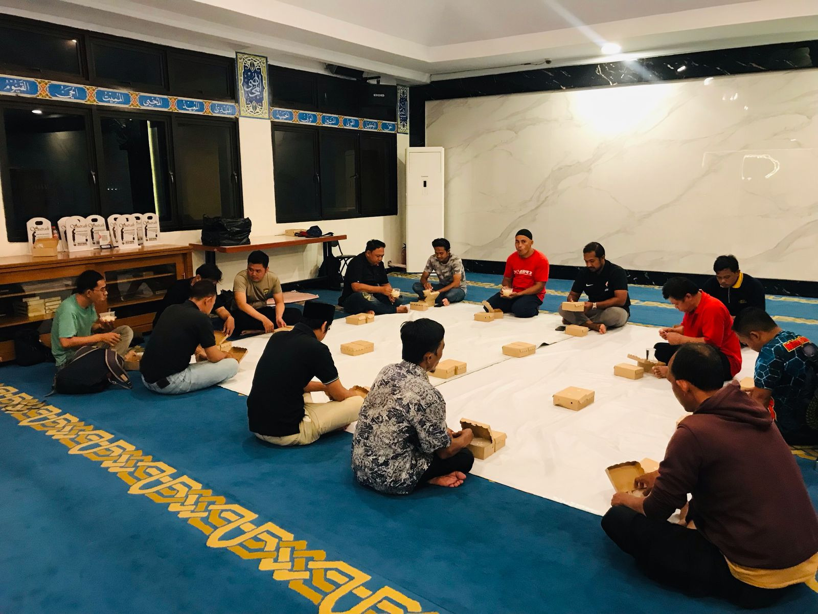 Polres Metro Jakarta Utara Bagikan Paket Takjil di Masjid Madani