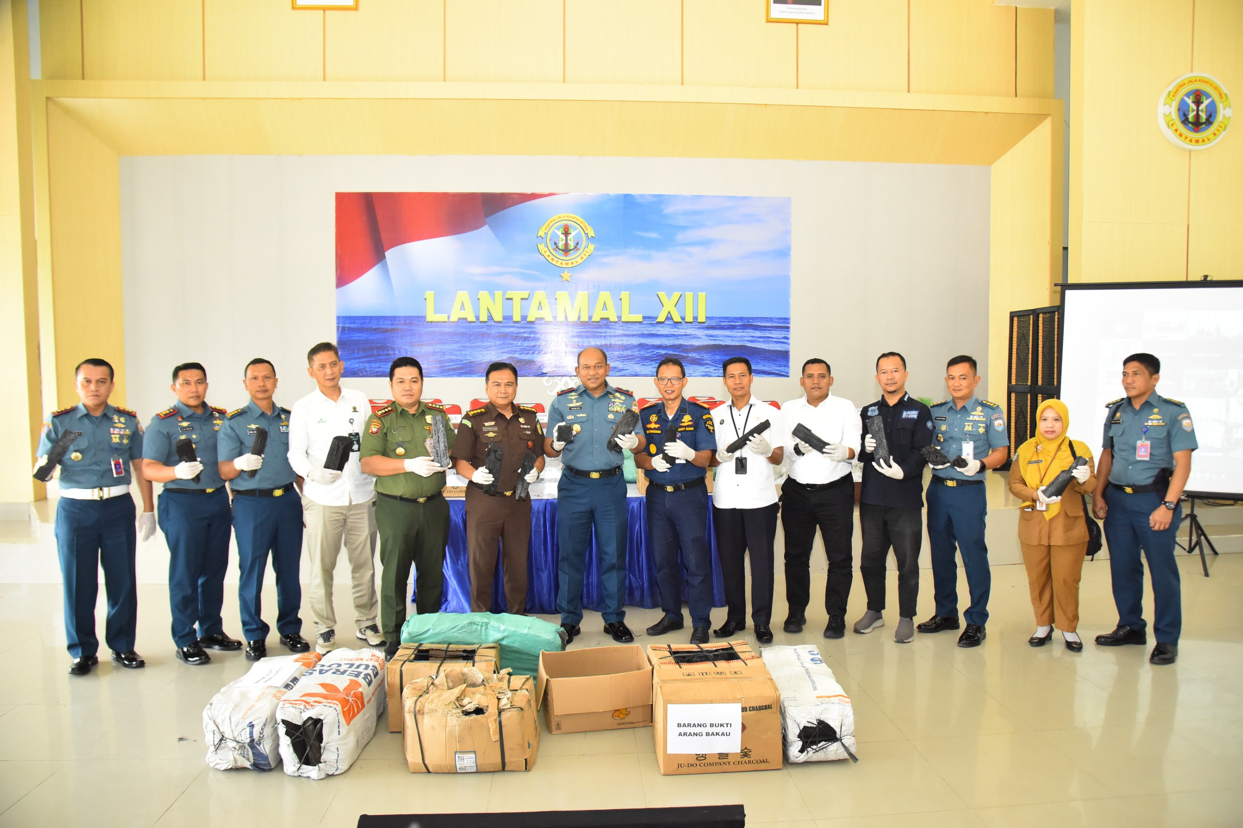 TINDAK TEGAS PELANGGARAN HUKUM DI LAUT, TNI AL GAGALKAN UPAYA PENYELUNDUPAN ARANG BAKAU ILEGAL DI KALIMANTAN BARAT